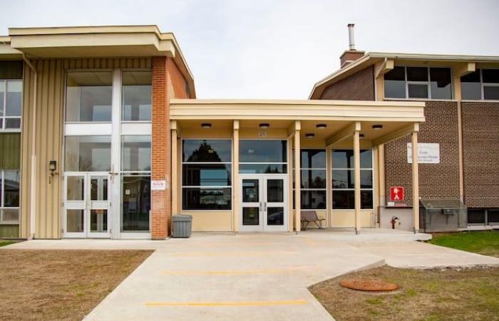 A man attacks two workers near a Gatineau school