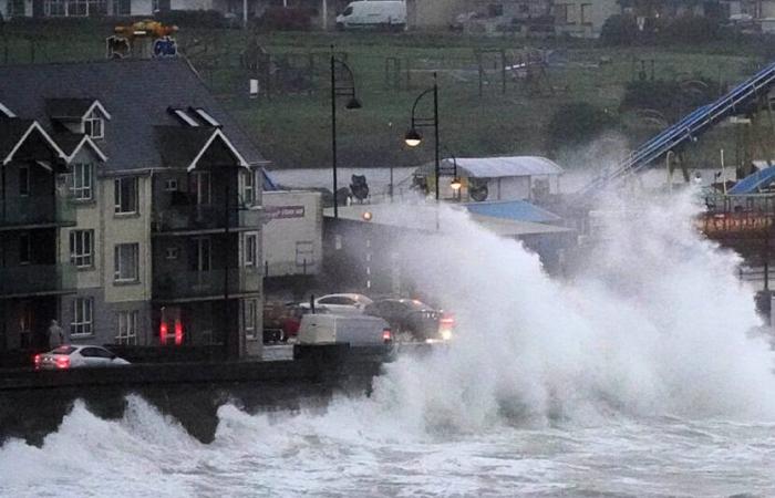 Met Éireann issues red warning for heavy rain in two counties