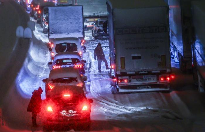 NARRATIVE. “Apocalyptic”, “10:30 a.m. in the car, “left to our own devices”, they recount their long night on the A36, trapped by the snow