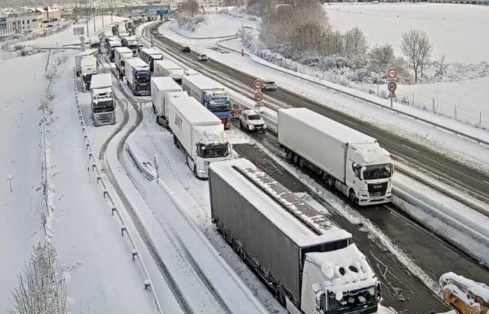 images of the titanic traffic jam on the A36