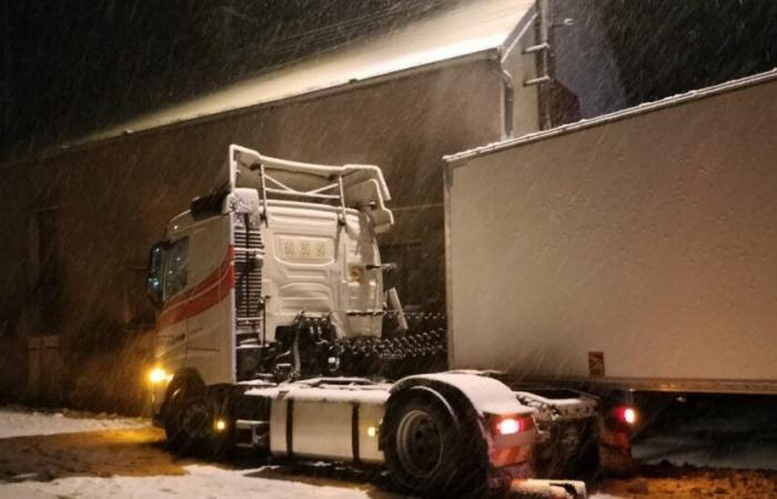 Aisey-sur-Seine. Due to snow, a truck skids and crashes into the fire station