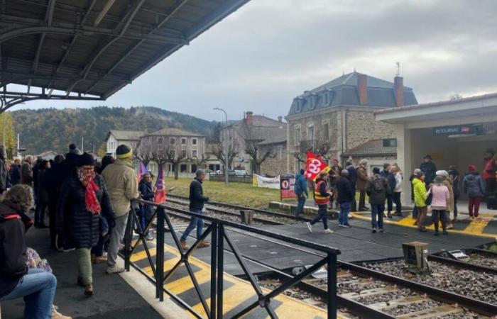 Haute-Loire. They demonstrate against the elimination of jobs at Retournac station