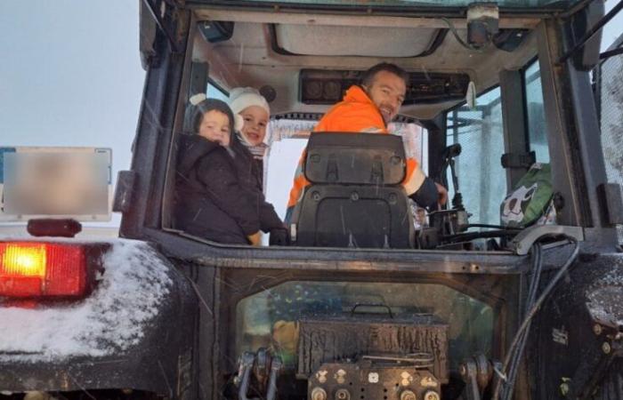 Snow in Orne. Two children stuck at school, a tractor takes them home