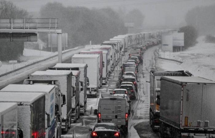 Snow in Normandy. Heavy goods vehicles weighing more than 7.5 tonnes can drive in Calvados on Friday