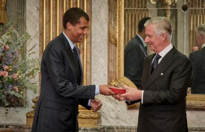 This rare appearance of Stromae, in suit and tie, to receive his decoration from the King of the Belgians