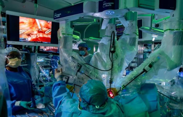 Surgeons have successfully completed the world's first robotic two-lung transplant