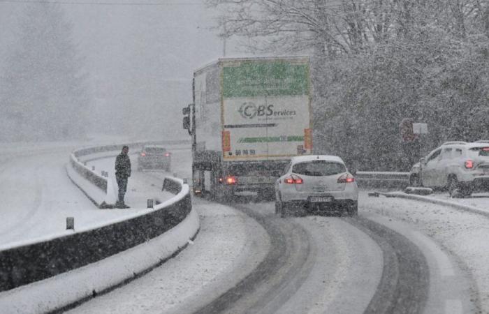 Bad weather: 200,000 homes still without electricity, thousands of trucks blocked on the highways