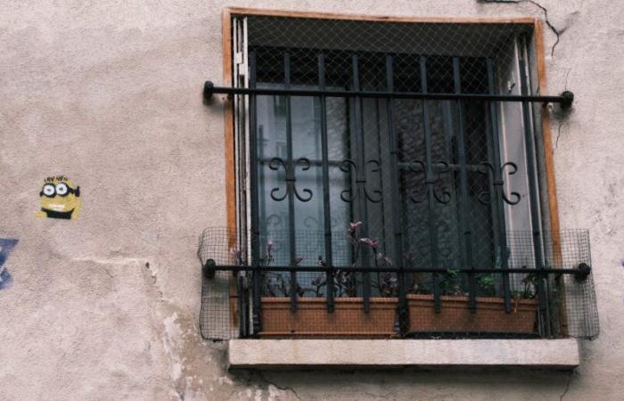 an anti-Semitic tag on a building in Rouen, the city files a complaint