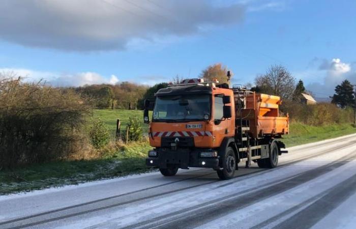 Haute Somme: a heavy goods vehicle stuck on an icy slope causes a traffic jam on the D 1029 near Morcourt