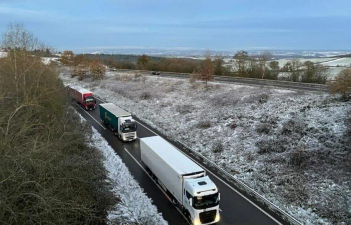 Saône-et-Loire. A heavy goods vehicle lying on the RCEA, many icy roads