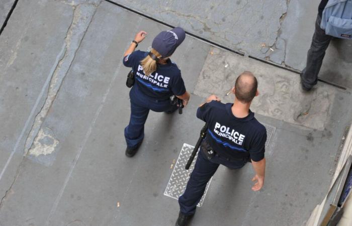 A municipal police officer threatened with a knife, her colleagues overpower the attacker