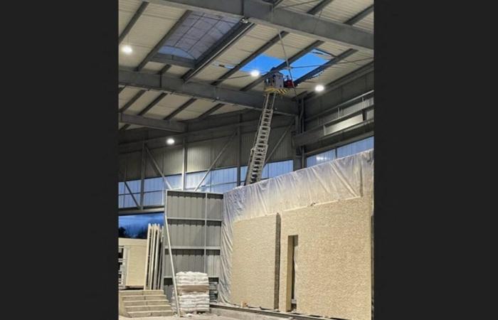 the roof of a company flies off due to the storm Caetano in Vendée