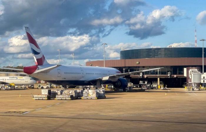 London: after the explosion of a “suspicious package” this morning, Gatwick airport partly evacuated