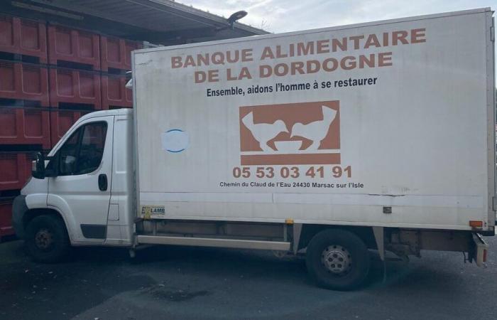 Why are there no volunteers from the Dordogne Food Bank in Leclerc stores?