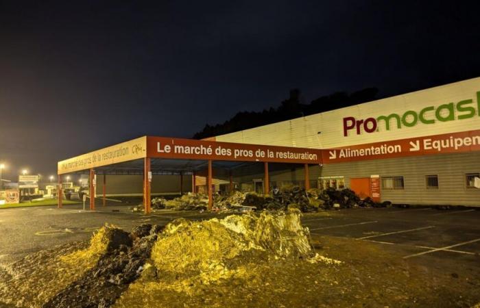 Angry farmers: tons of waste dumped in front of two stores in the Basque Country