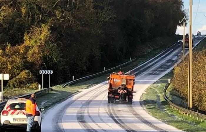 Haute Somme: a heavy goods vehicle stuck on an icy slope causes a traffic jam on the D 1029 near Morcourt