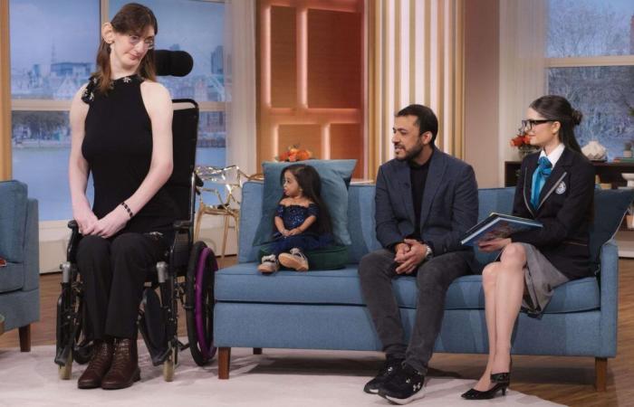 Impressive images of the meeting between the smallest and tallest woman in the world