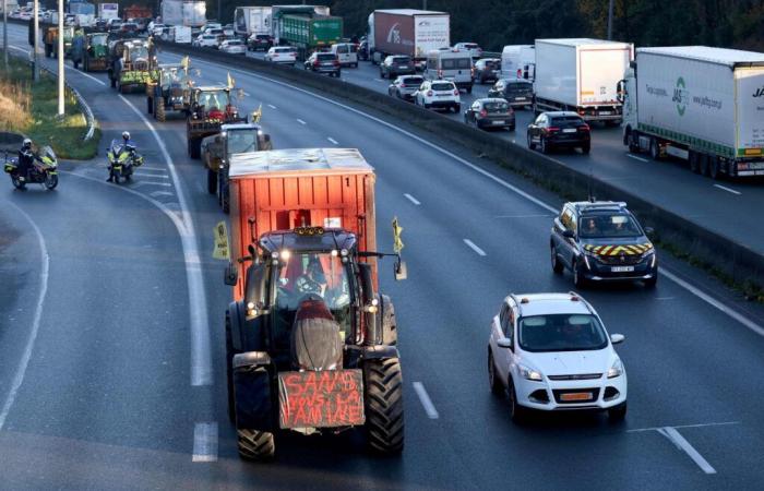 Farmers unblocked the commercial port of Bordeaux and a central purchasing center in Leclerc in the Landes