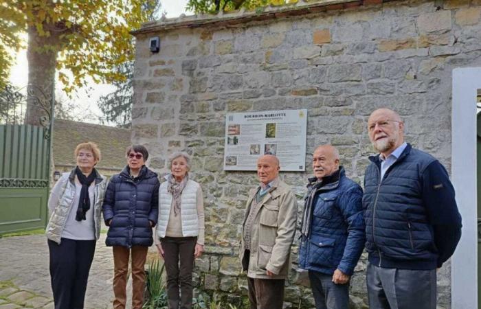 a plaque in homage to the famous artists of this village street