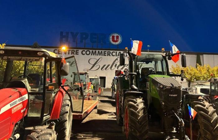 DIRECT. Independent farmers block supermarkets in Pertuis