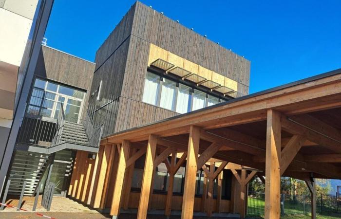 what really happened to the roof of this Loire-Atlantique college?