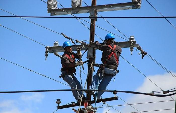 8,000 homes without power this Friday morning