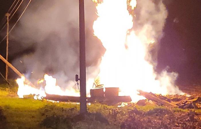 A car hits a gas pipe and bursts into flames in Aiguillon