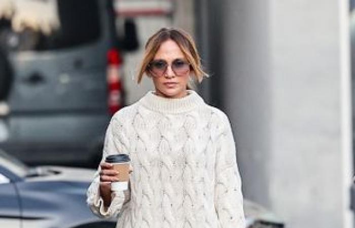 Jennifer Lopez Test Drives the Apple Picking Aesthetic in a Plaid Flannel and Torn-Up Jeans