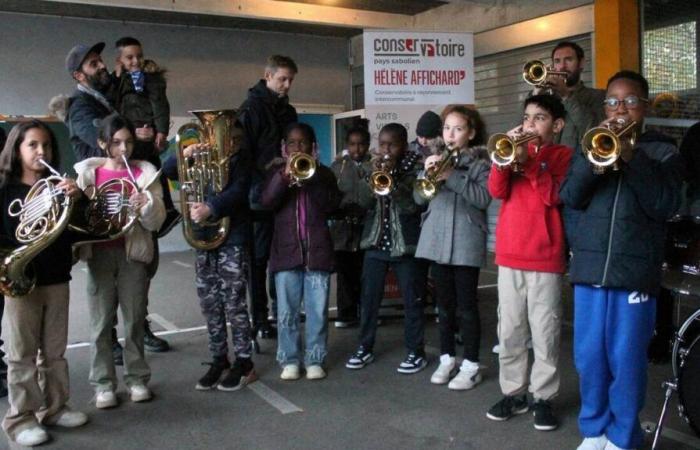 Saint-Exupéry students display their instruments in front of parents