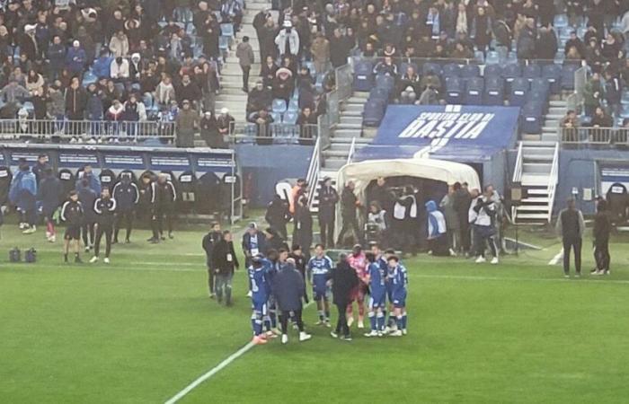 an assistant referee targeted by projectiles, the Bastia-Lorient match interrupted