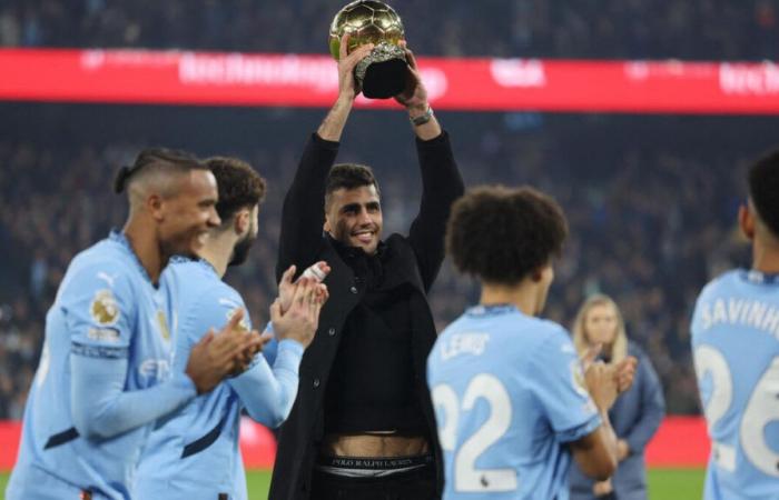 Football: Rodri presents his Ballon d'Or to the Manchester City public