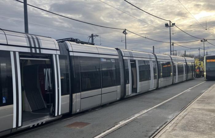 after a nighttime fire, the tram resumed service