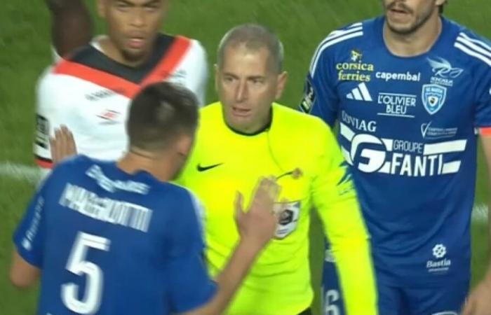 an assistant referee hit by a projectile, the match interrupted for a long time