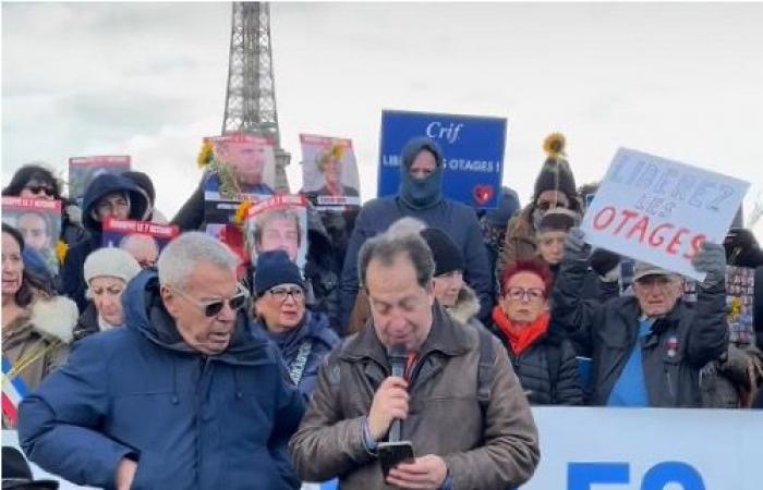 Michel Taube intervenes with the Mothers of Hope gathered at the Trocadero to demand the release of Hamas hostages