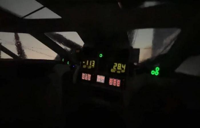 heavy seas, whistling and peaking at 30 knots, images in the cockpit of Yoann Richomme