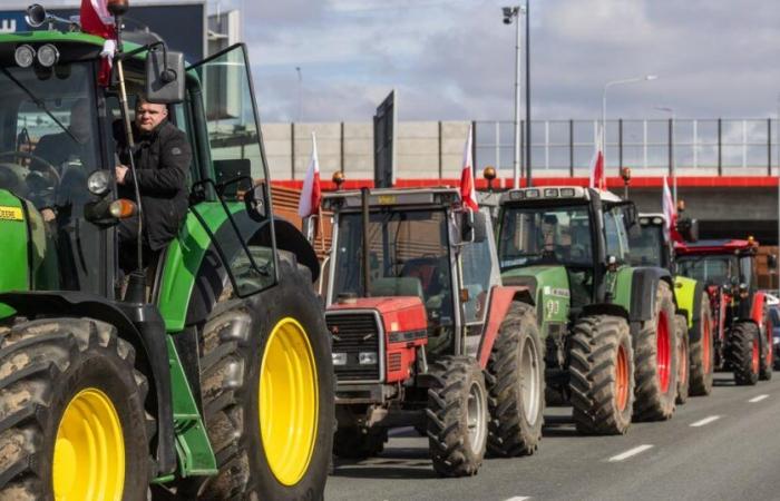 Polish farmers block important border crossing with Ukraine