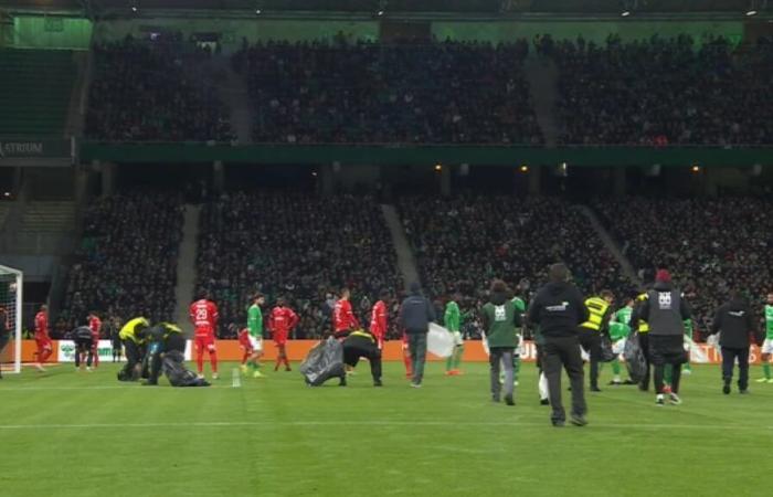 new tennis ball throws during the Saint-Etienne-Montpellier match, match interrupted