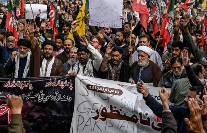 In Pakistan, at least thirty-two dead in violence between Sunnis and Shiites