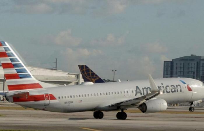 a man wanting to leave the plane in mid-flight controlled and tied to the ground by the other passengers