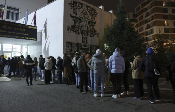 Queues at the Voting Stations in Bucharest in the First Round of the Presidential Elections