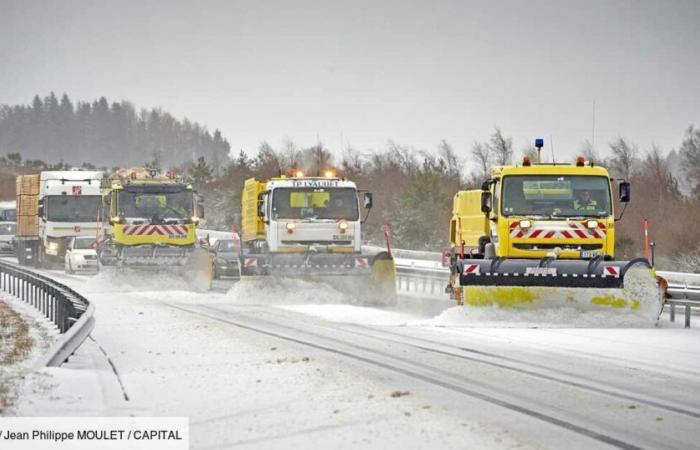 Stuck on the highway because of the snow, they had to pay the toll