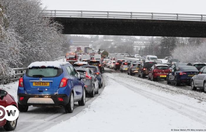 Storm Bert wreaks havoc across UK and Ireland – DW – 11/23/2024