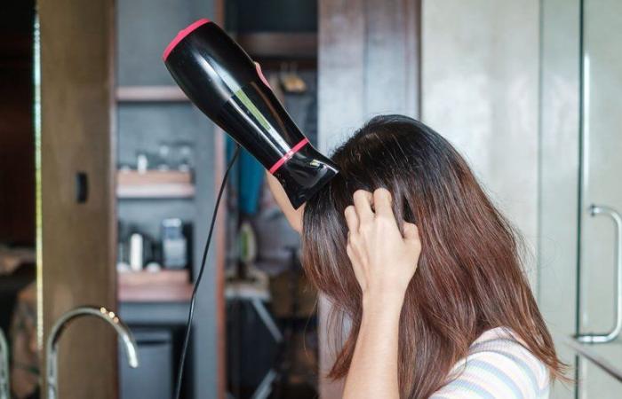 The hairdryer explodes in her hands: the improbable story of a young woman who ends up in hospital while doing a favor for a friend