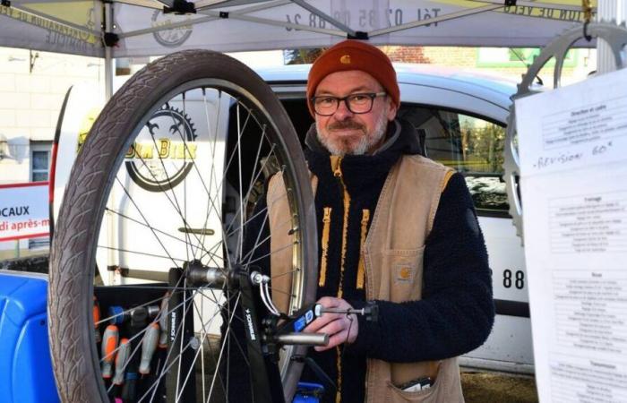 At home or in the Calvados markets, Dimitri Gallet repairs bikes