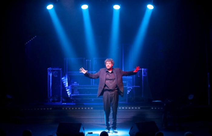 This famous comedian claims “The right to happiness” on the stage of a performance hall in Sarthe