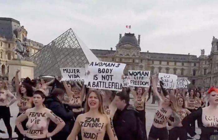 A hundred Femen at the Louvre