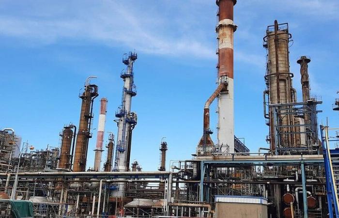 An oil leak from the Donges refinery detected in the Loire