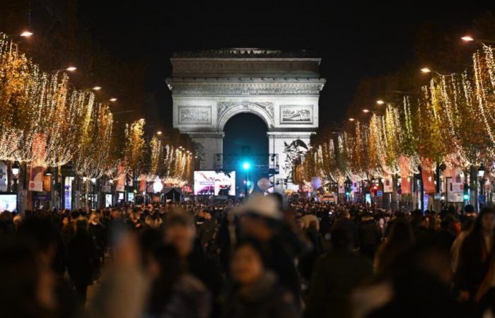 Images of Christmas lights on the Champs-Élysées