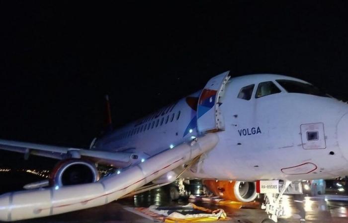 Türkiye: Russian plane evacuated due to engine fire on landing