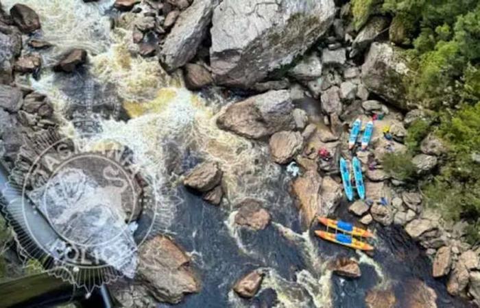 A kayaker with amputated leg stuck in a rock crevasse